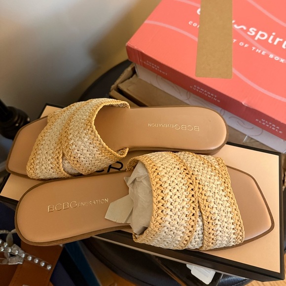 New nib BCBGeneration Women's Tan Woven Sandals sz 7 - Picture 1 of 4